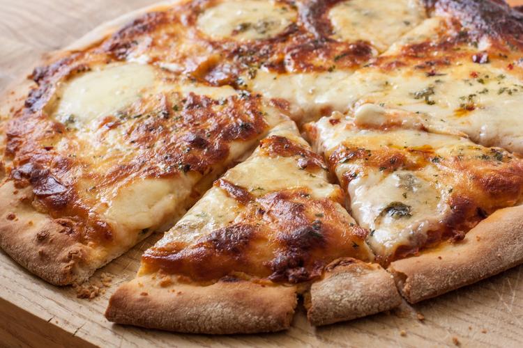 Pizza 4 fromages / Diam 33cm -Base crème conditionnée sous vide