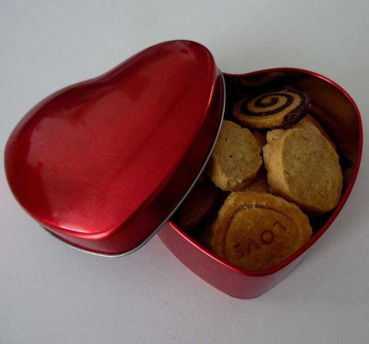 Assortiment de biscuits en boîte coeur