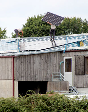 Installation des panneaux photovoltaiques sur le toit de la Ferme Péard.