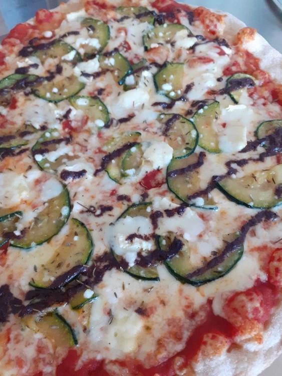 Pizza "Contis" (courgettes/chèvre/olives noires) 31 cm