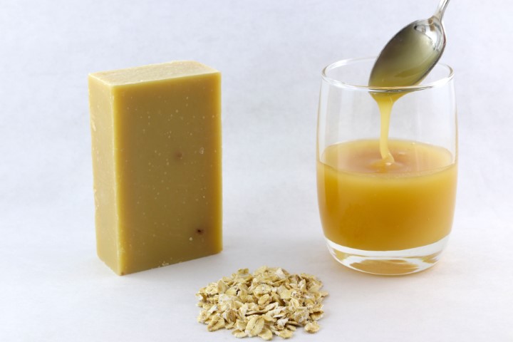 Savon LE DOUCEUR //miel - lait avoine et huile d'avocat (sans bague d'emballage)