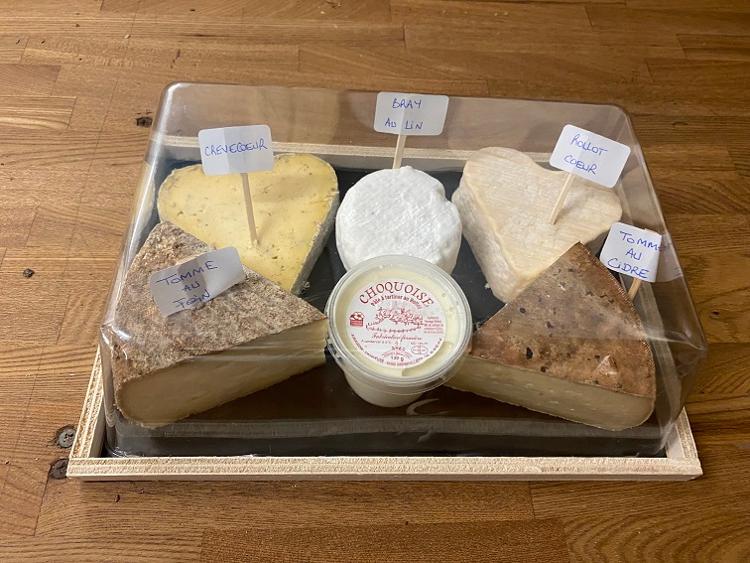 Grand plateau de fromages sous cloche