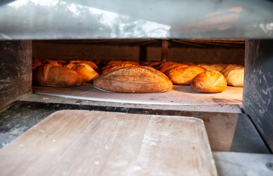 production de pains biologiques avec cuisson au four à bois