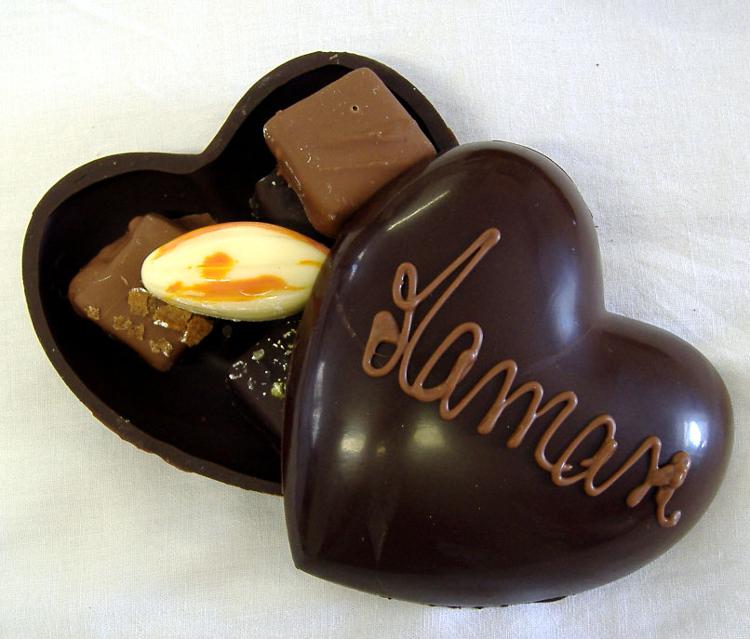 Fête Des Mères: Assortiment De Chocolats En Bonbonnière Coeur