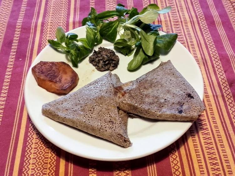 samoussa de blé-noir fourré de rondelles de chorizo sur un lit de "choux-kale" dans une béchamel faite à la farine de sarrasin.