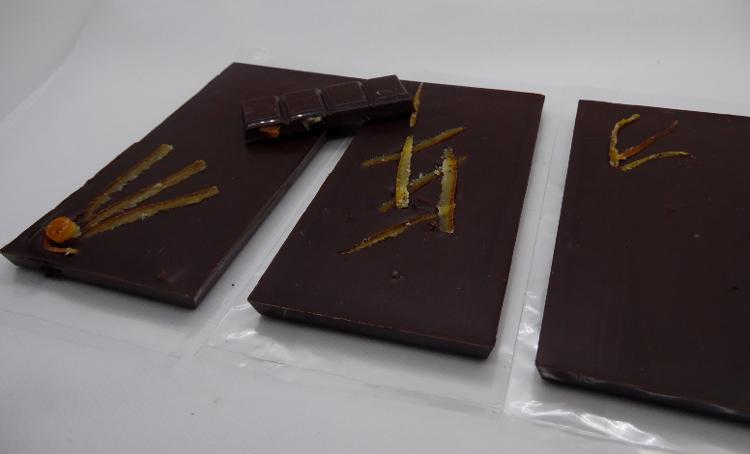 Tablette chocolat noir et écorces d'agrumes confites