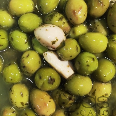 Olives vertes cassées à l'ail