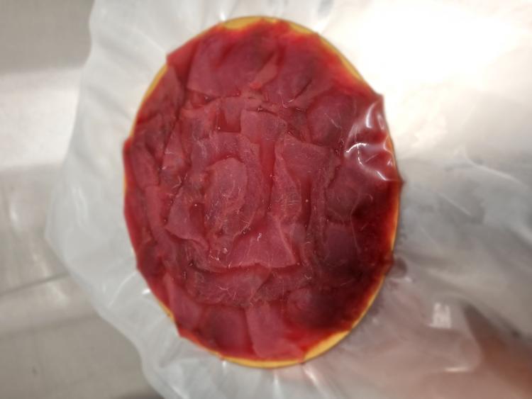 Carpaccio de thon rouge "thunnus thynnus" coupé au couteau