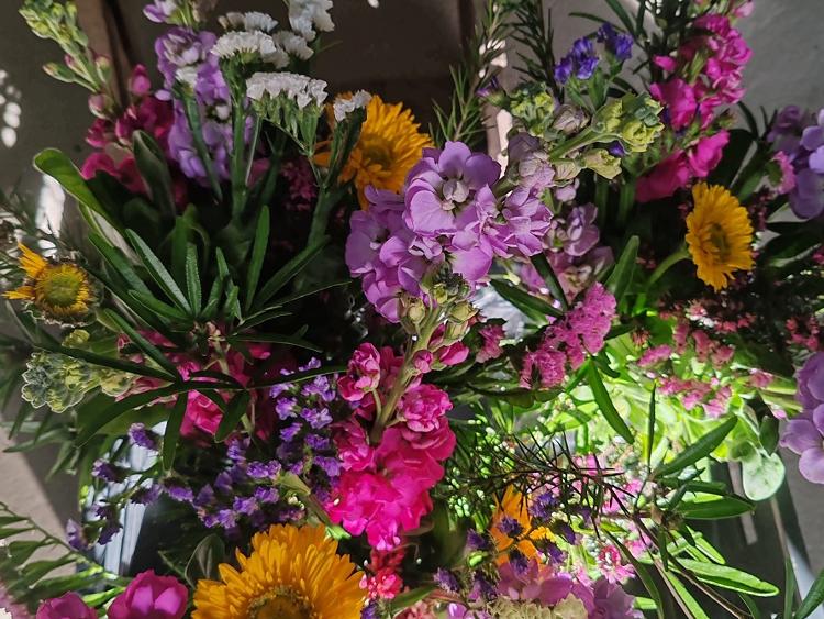 Bouquet de saison coup de coeur M : composé de fleurs françaises et locales agrémenté de végétaux glanés.