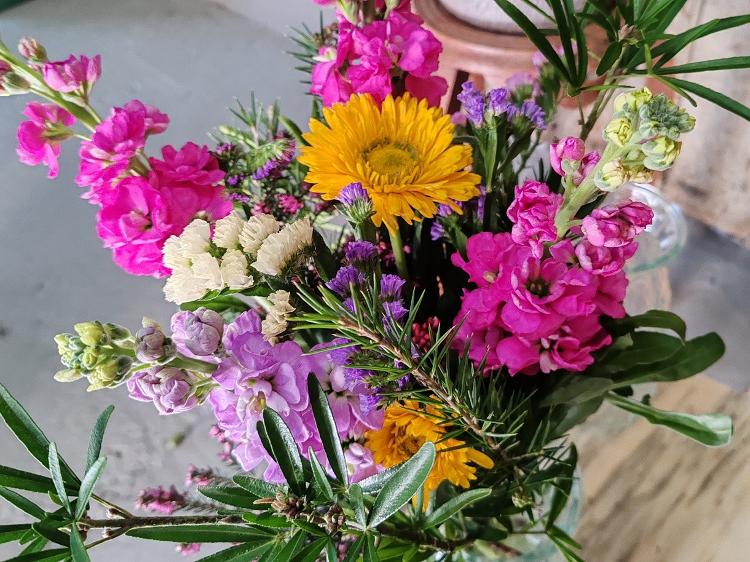 Bouquet de saison petit plaisir S : composé de fleurs françaises et locales agrémenté de végétaux glanés.